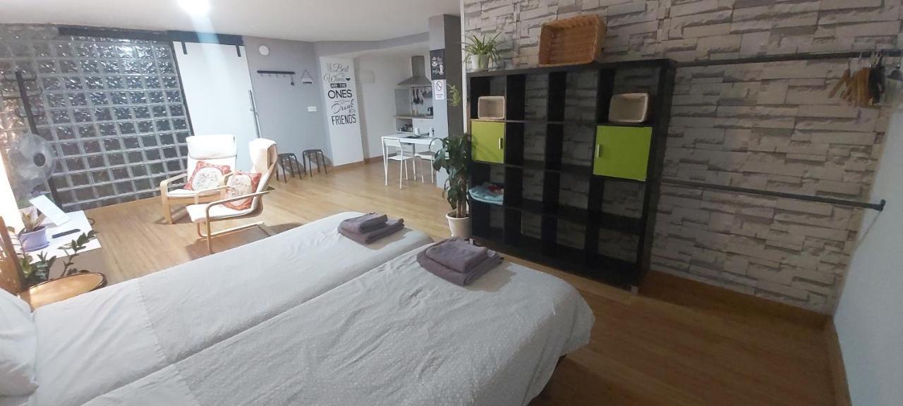 Loft Cruz, Acoran *