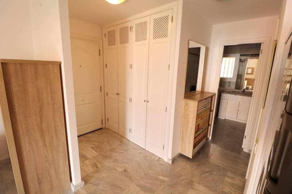 Dinastia B403 By Tenerife & Sales Los Cristianos (Tenerife)