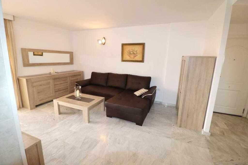 Dinastia B403 By Tenerife & Sales Los Cristianos (Tenerife)