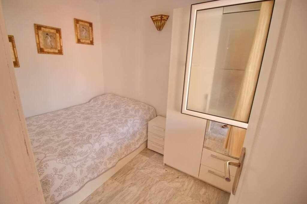 Dinastia B403 By Tenerife & Sales Los Cristianos (Tenerife)