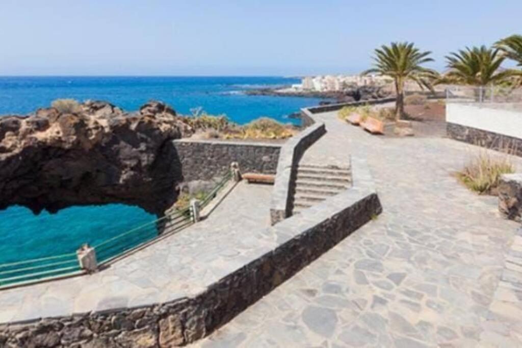 Apartment Cozy One Bedroom With Spacious Terrace. Pool And Garden View
