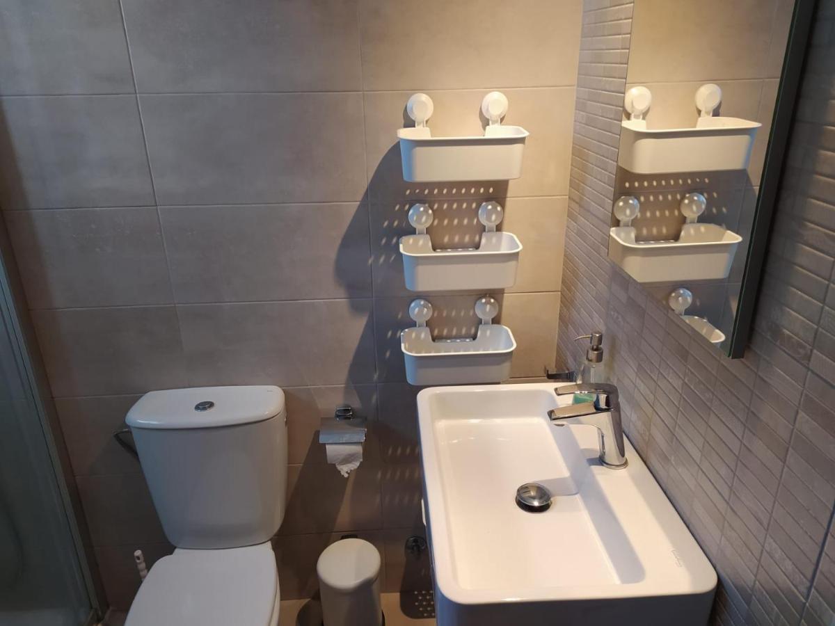 Cheerful 3 Bedroom Town House With Garage *