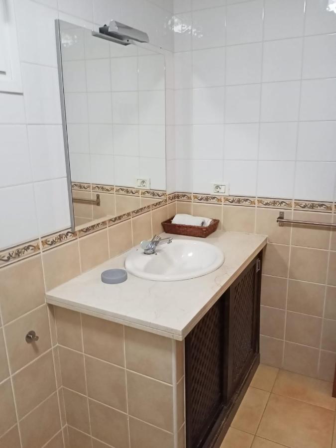 Cheerful 3 Bedroom Town House With Garage *