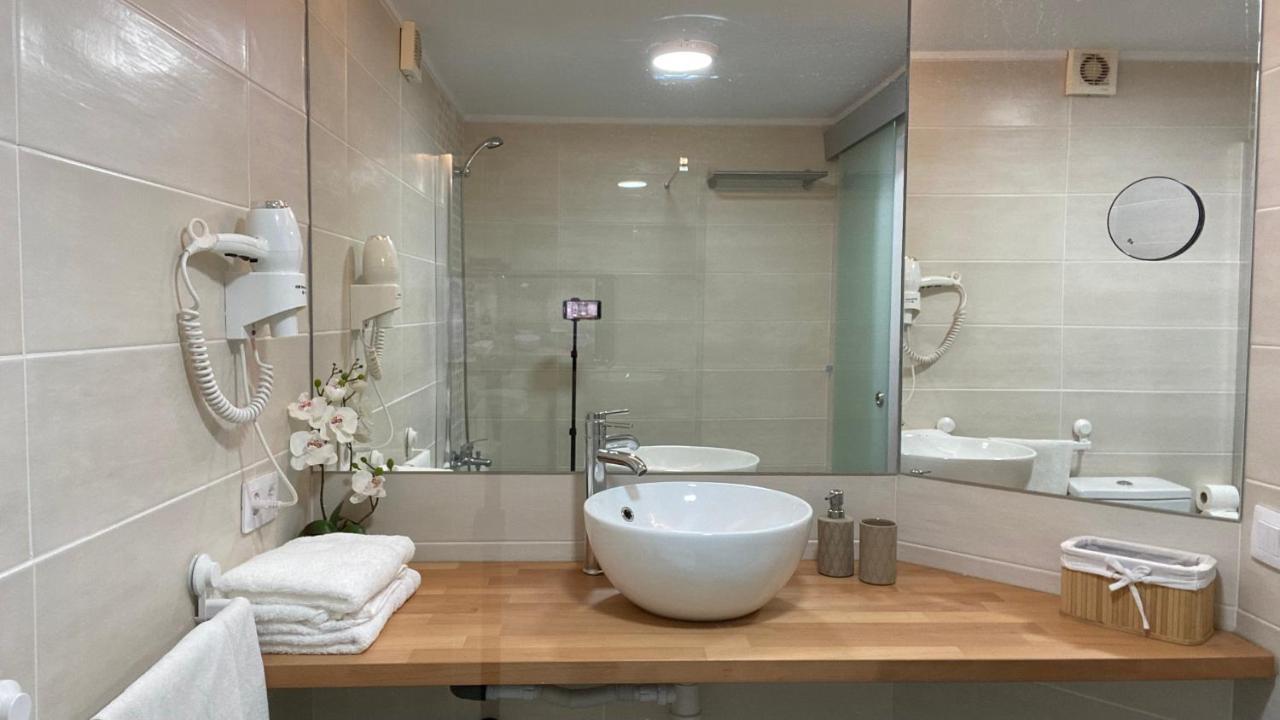 Enjoy A Sunny With Pool Next To The Sea Apartment *
