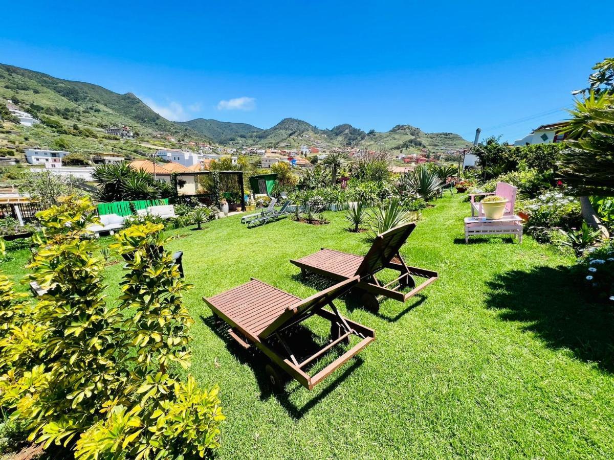 Casa Lazaro, *