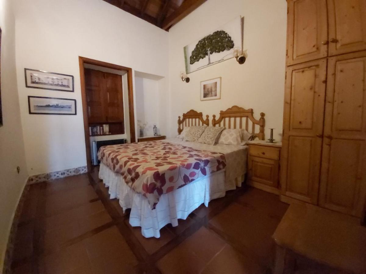 Villa Villa-sleeps4-parking-garden-pool-nearairport *