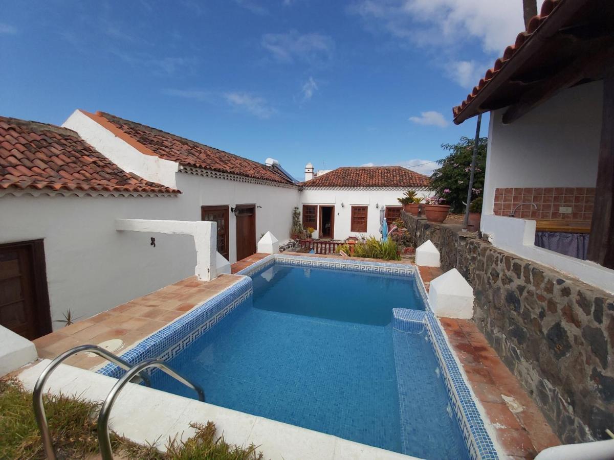 Villa Villa-sleeps4-parking-garden-pool-nearairport *