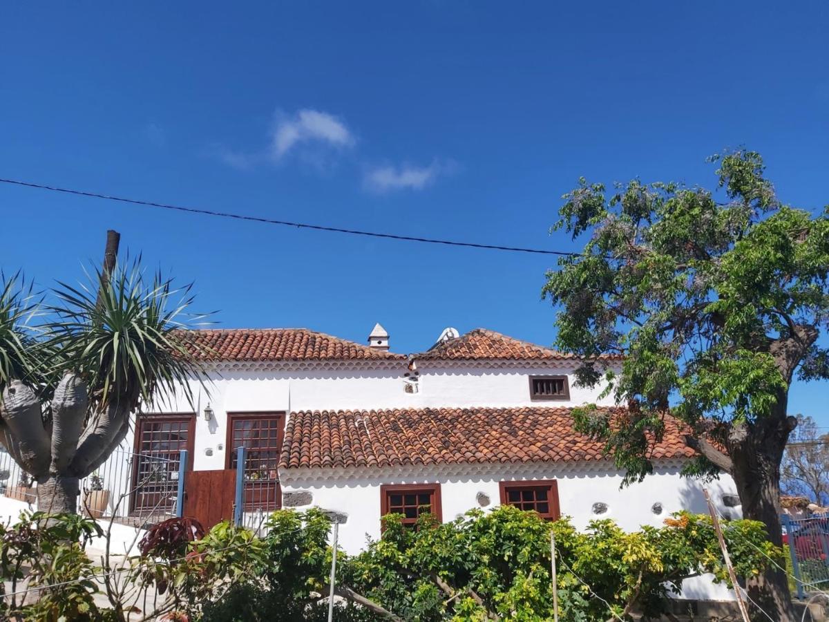 Villa-sleeps4-parking-garden-pool-nearairport Villa La Laguna (Tenerife)