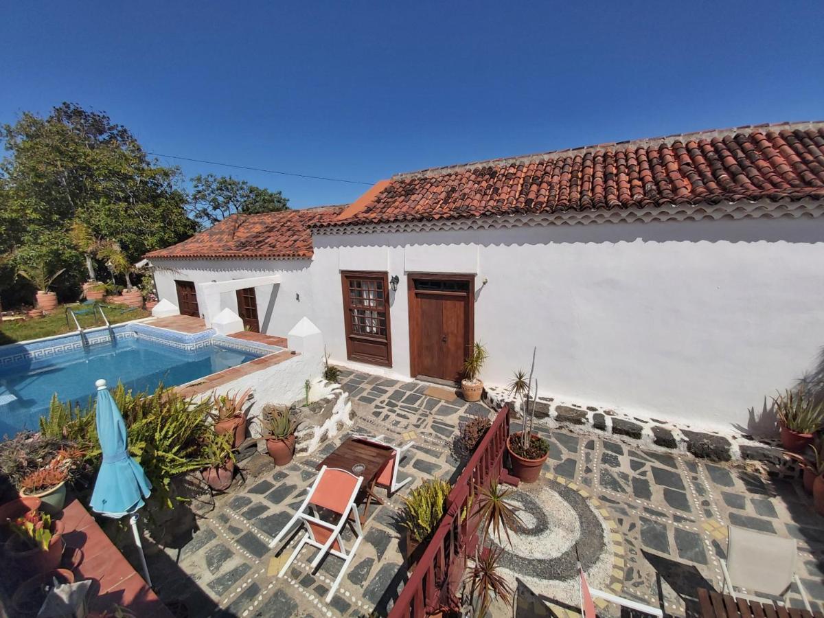 Villa-sleeps4-parking-garden-pool-nearairport *