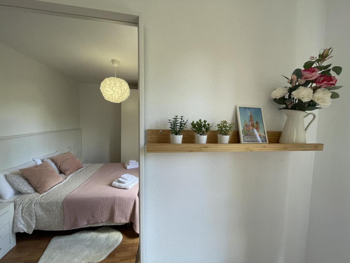 Beautiful 3 Bd. In Centre Apartment