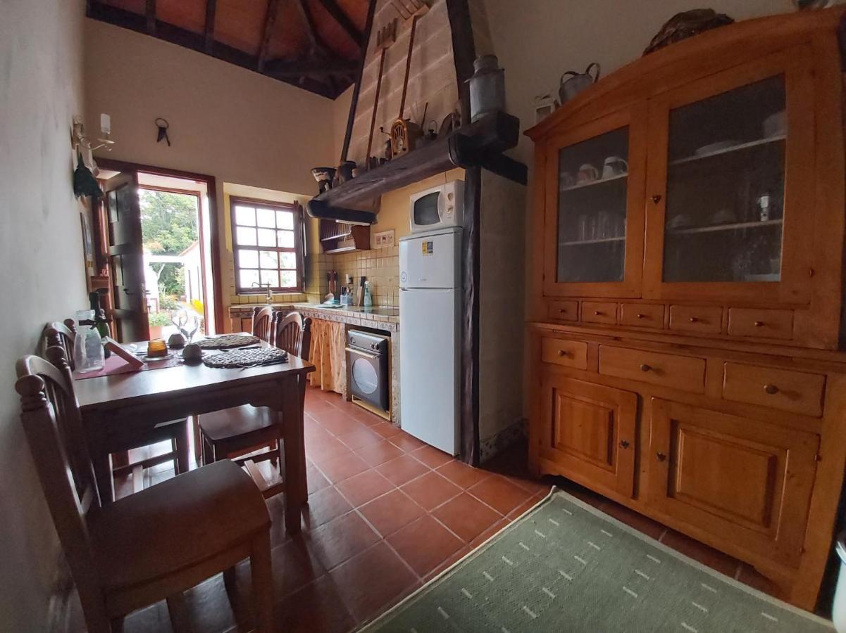Villa-sleeps4-parking-garden-pool-nearairport