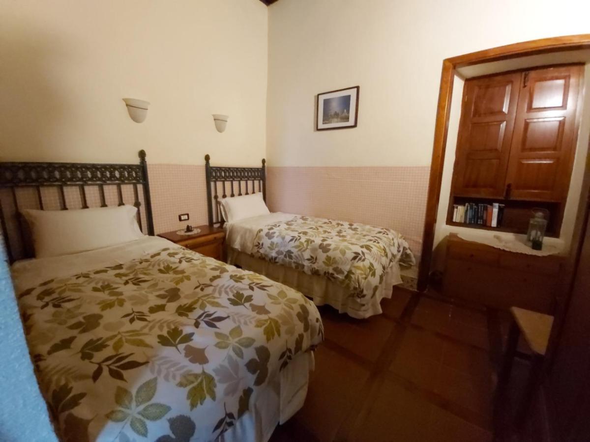 Villa-sleeps4-parking-garden-pool-nearairport Villa *