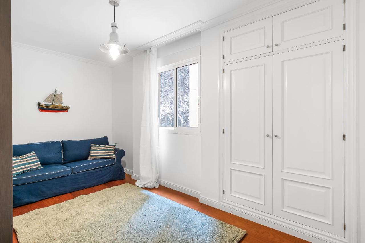 Apartamento Spacious With Private Parking Radazul
