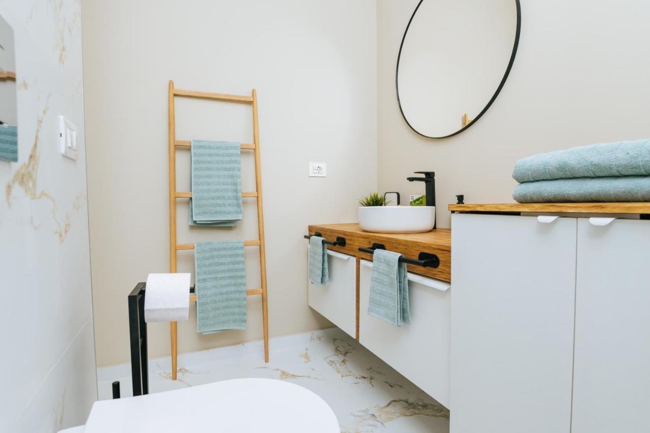 Amazing Renovated Pool View Apartment, 2 Min To Fanabe