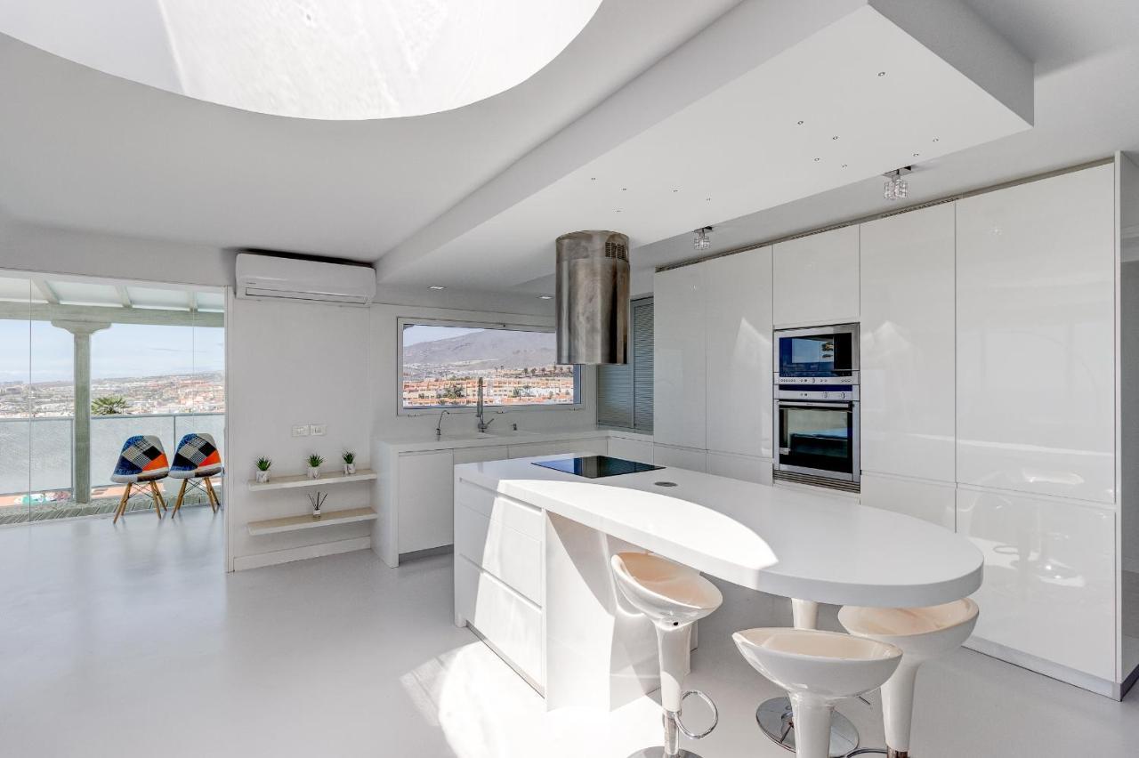 Panoramic Ocean & Mountain View 3 Bed In Island Village Heights Apartment