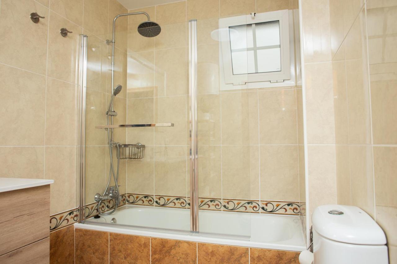 Apto Isa: Amplio Y Acogedor Apto De 75m Con Terraza, Aire Acondicionado Y Parking Gratuito Apartamento *