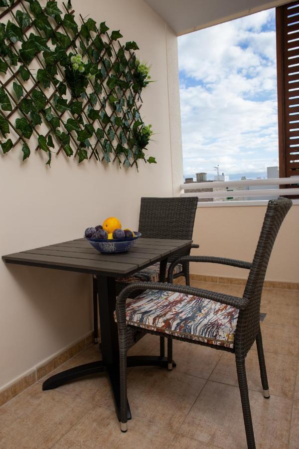Apto Isa: Amplio Y Acogedor Apto De 75m Con Terraza, Aire Acondicionado Y Parking Gratuito