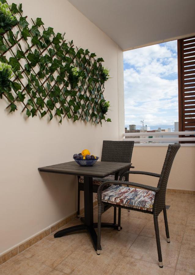 Apto Isa: Amplio Y Acogedor Apto De 75m Con Terraza, Aire Acondicionado Y Parking Gratuito Apartamento
