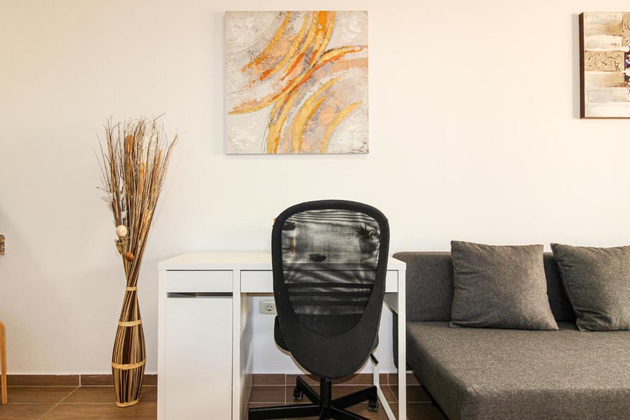 Beautiful Renovated With Air Conditioning Just Steps From The Sea In Appartement Playa de San Juan (Tenerife)