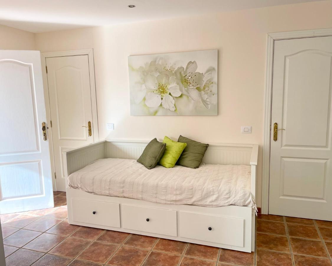 Villa Consuelo - Quiet Location Close To Buzanada