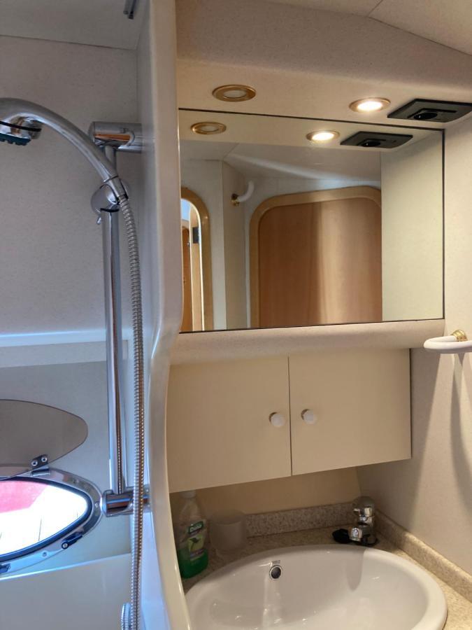 Luxury Yacht Kamikara Hotel en barco