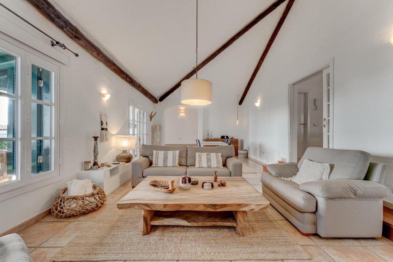 Charming With Private And Heated Pool