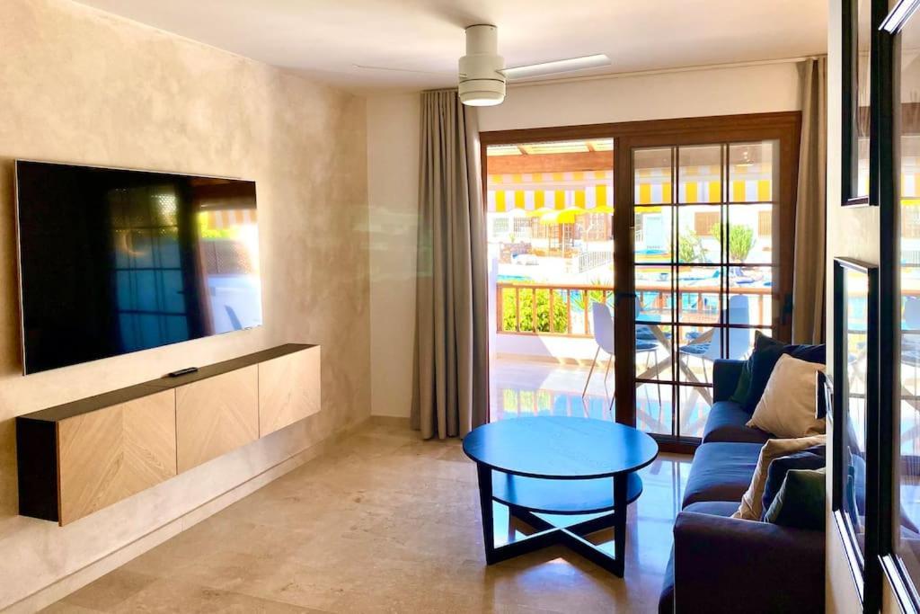 Stylish & Modern 1 Bedroom On Frontline Of Playa Del Duque Apartamento