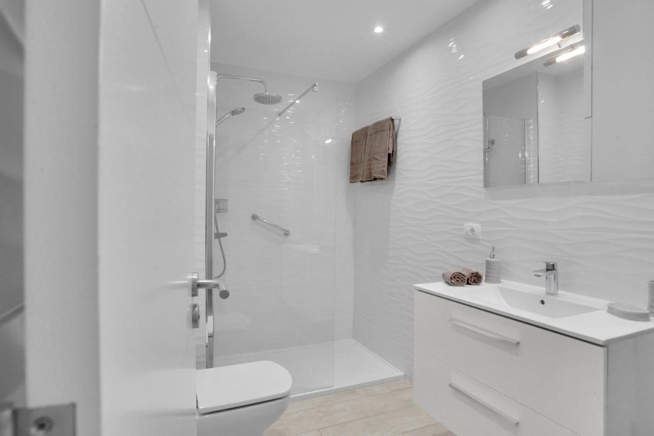 Apartment Stunning Holidays, Large Terrace On The Sea *