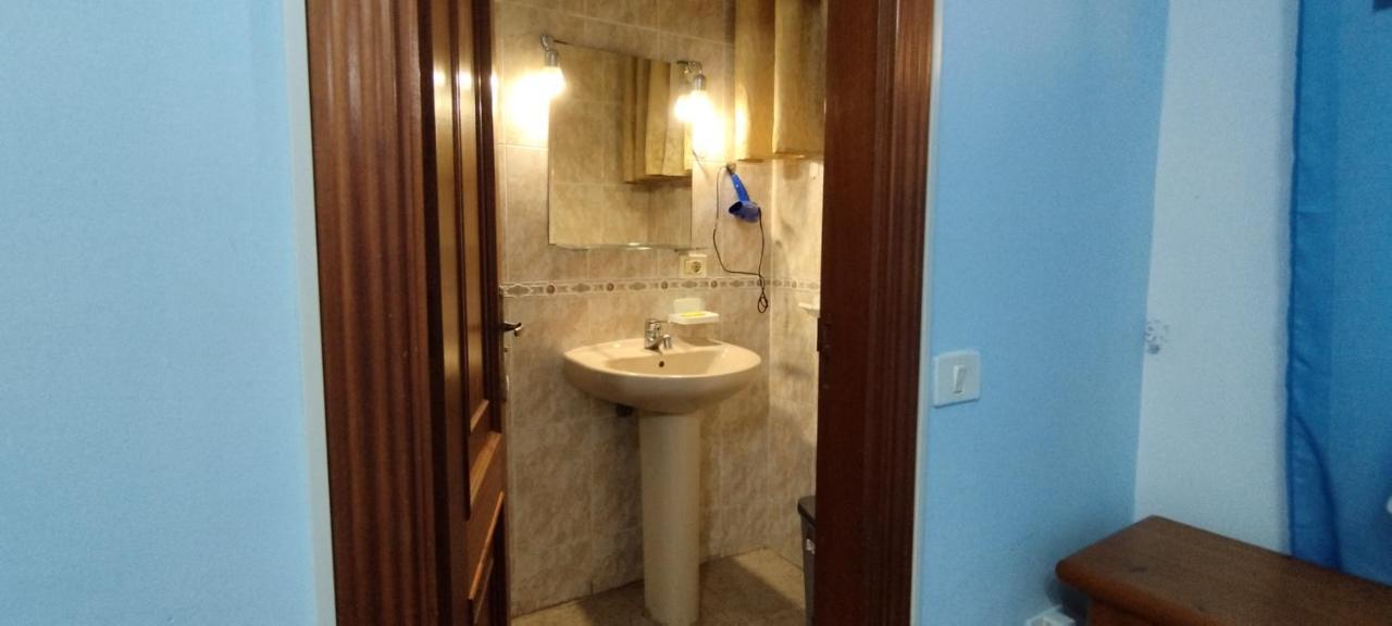Homestay Cristianos Centro, With A Private Bathroom In Shared *