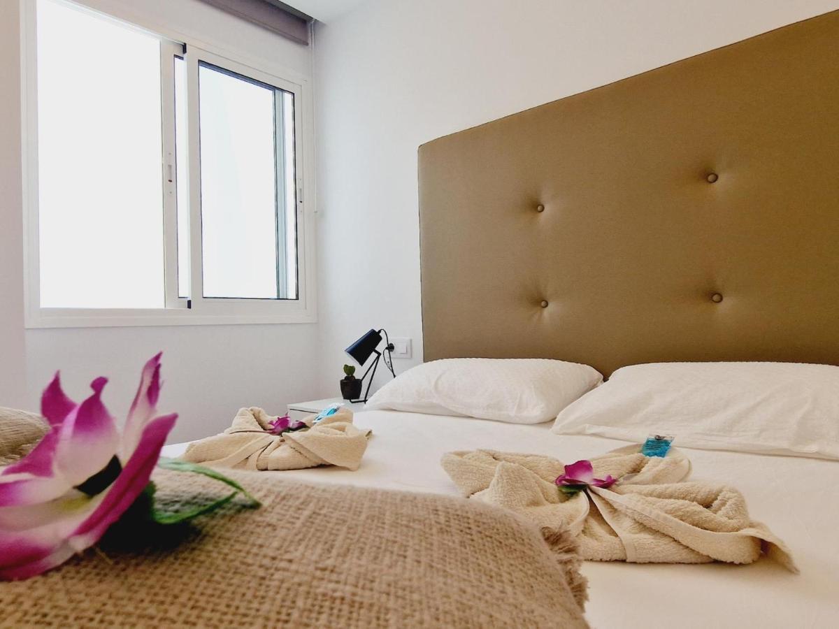 Rooftop Vistas, 2 Bedrooms First Line * Los Cristianos (Tenerife)