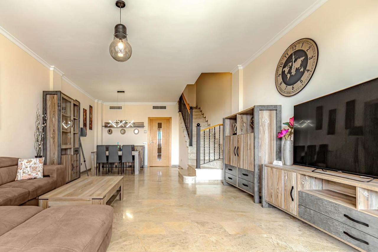 Spacious Ocean View Family Townhouse Apartment *