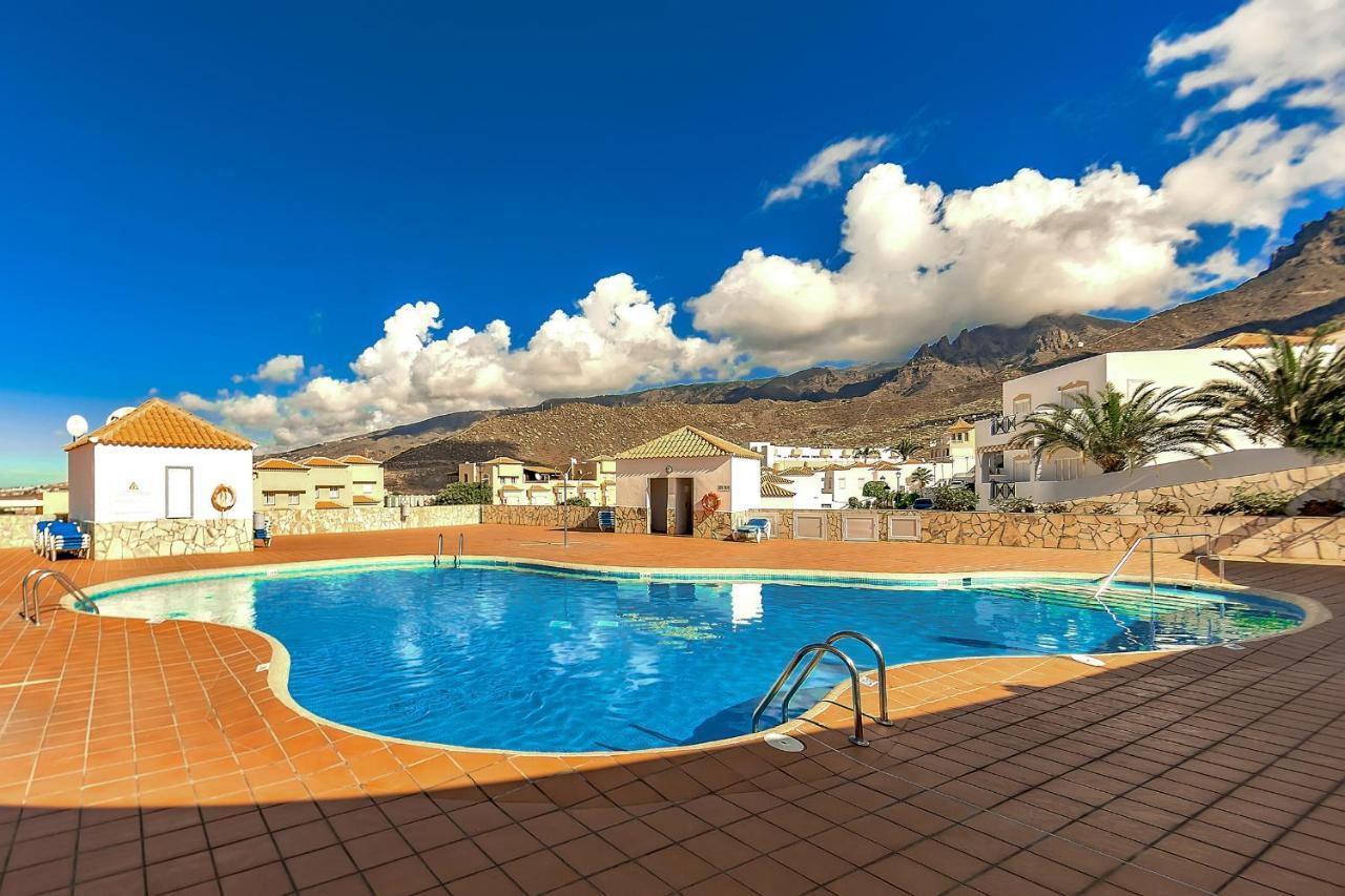 Spacious 2 Bedroom Tenerife South *