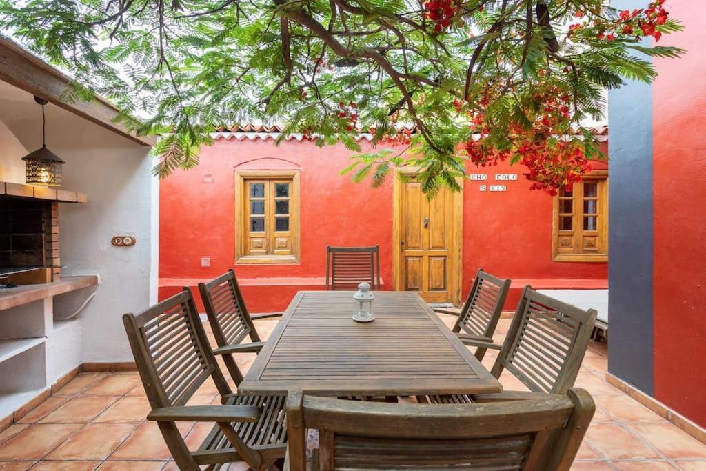 Rural House With Traditional Architecture S. Xix * Santa Cruz de Tenerife