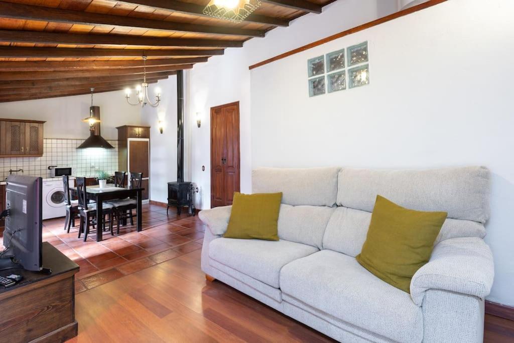 Rural House With Traditional Architecture S. Xix * Santa Cruz de Tenerife
