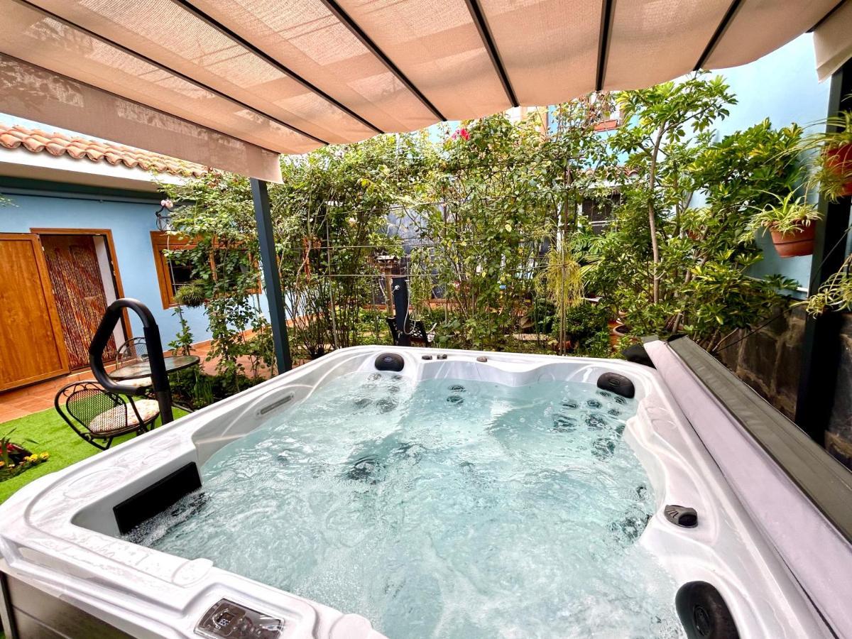 Casa Con Jardin Y Jacuzzi Hébergement de vacances *