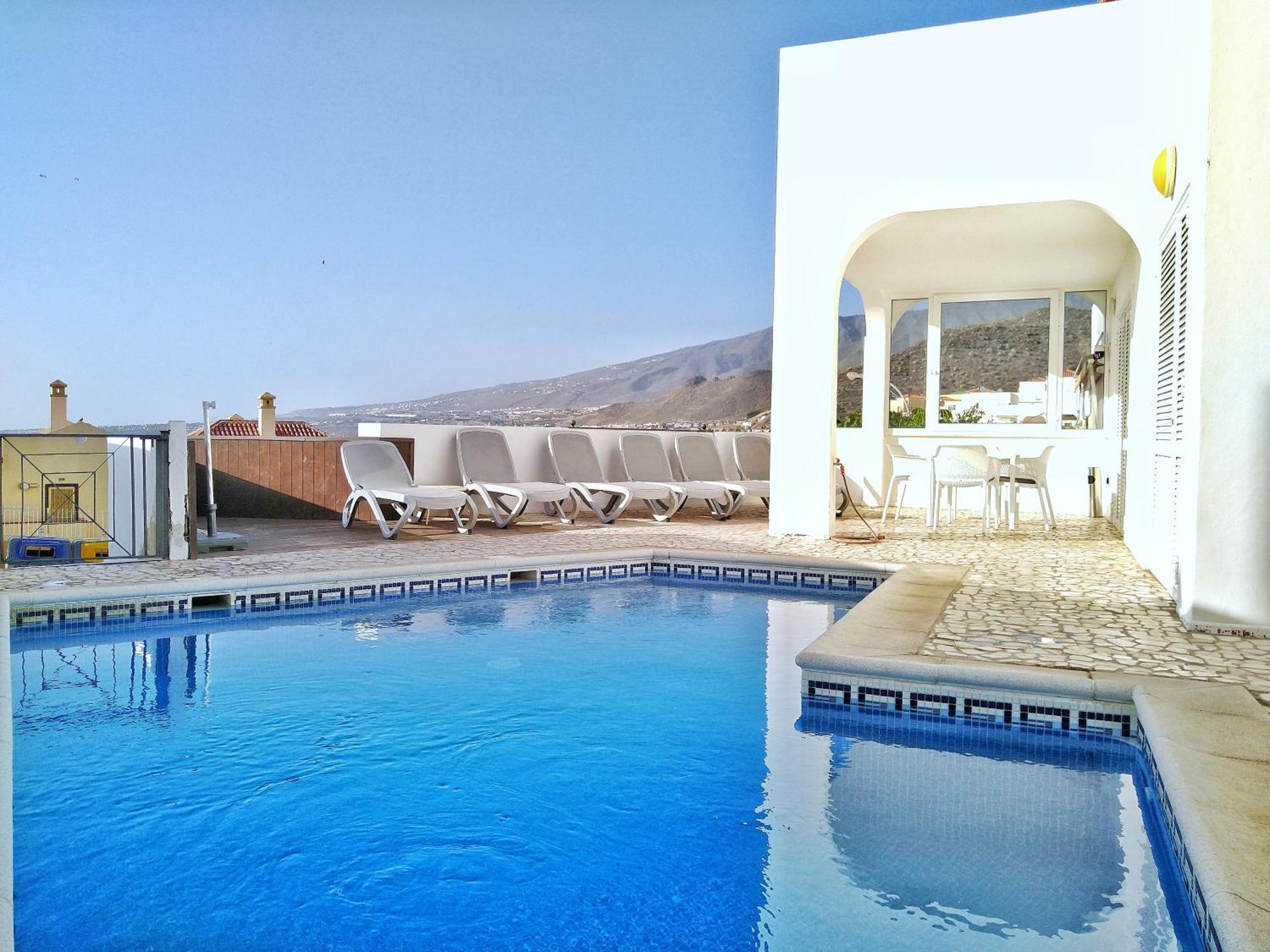 Beautiful - 4 Bedrooms, Heated Pool, Fibre Net, 2 Priv Car Park Places, Tv Channels Villa