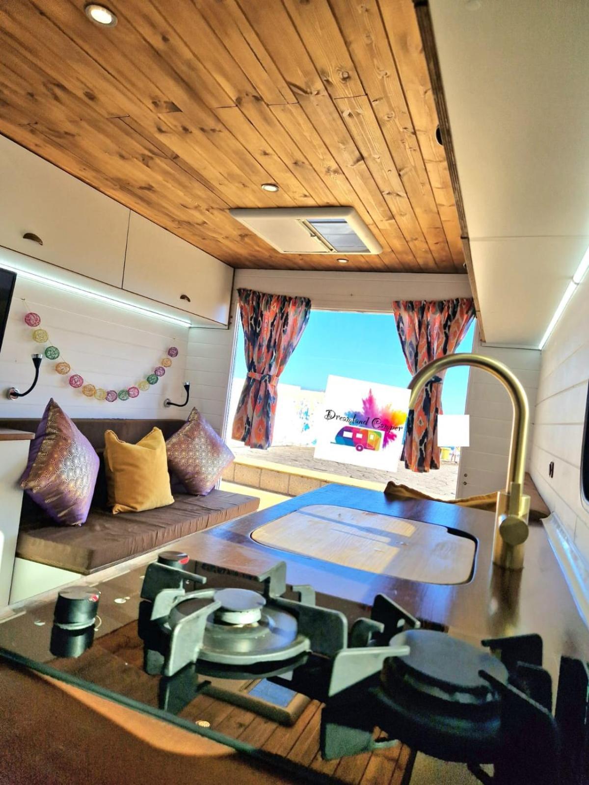 Camping Camper Estatico Solo Para Alojar En El Frente Del Mar