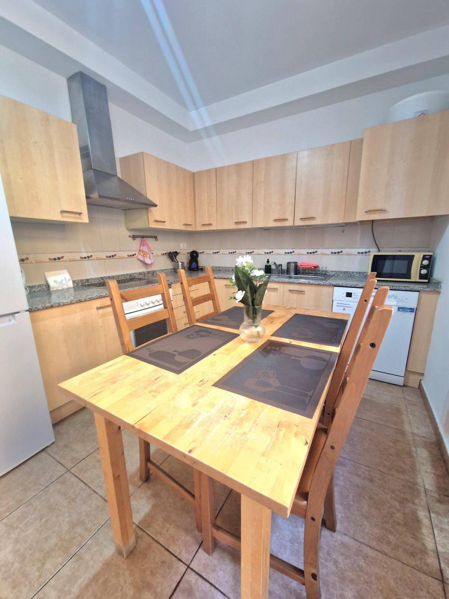 Spacious Independent Next The Airport - Sea Apartamento *