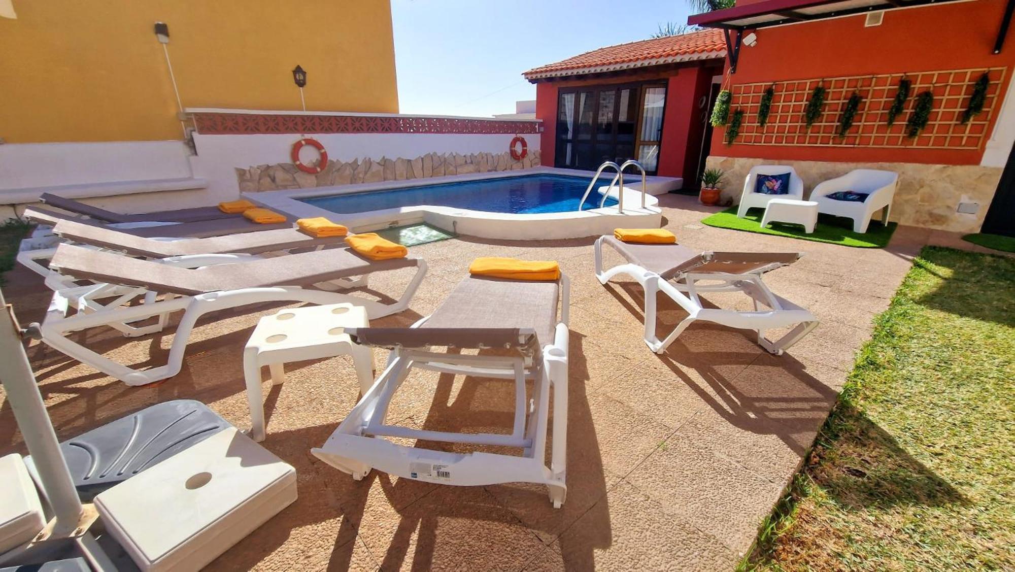 Canaria Laynoe *