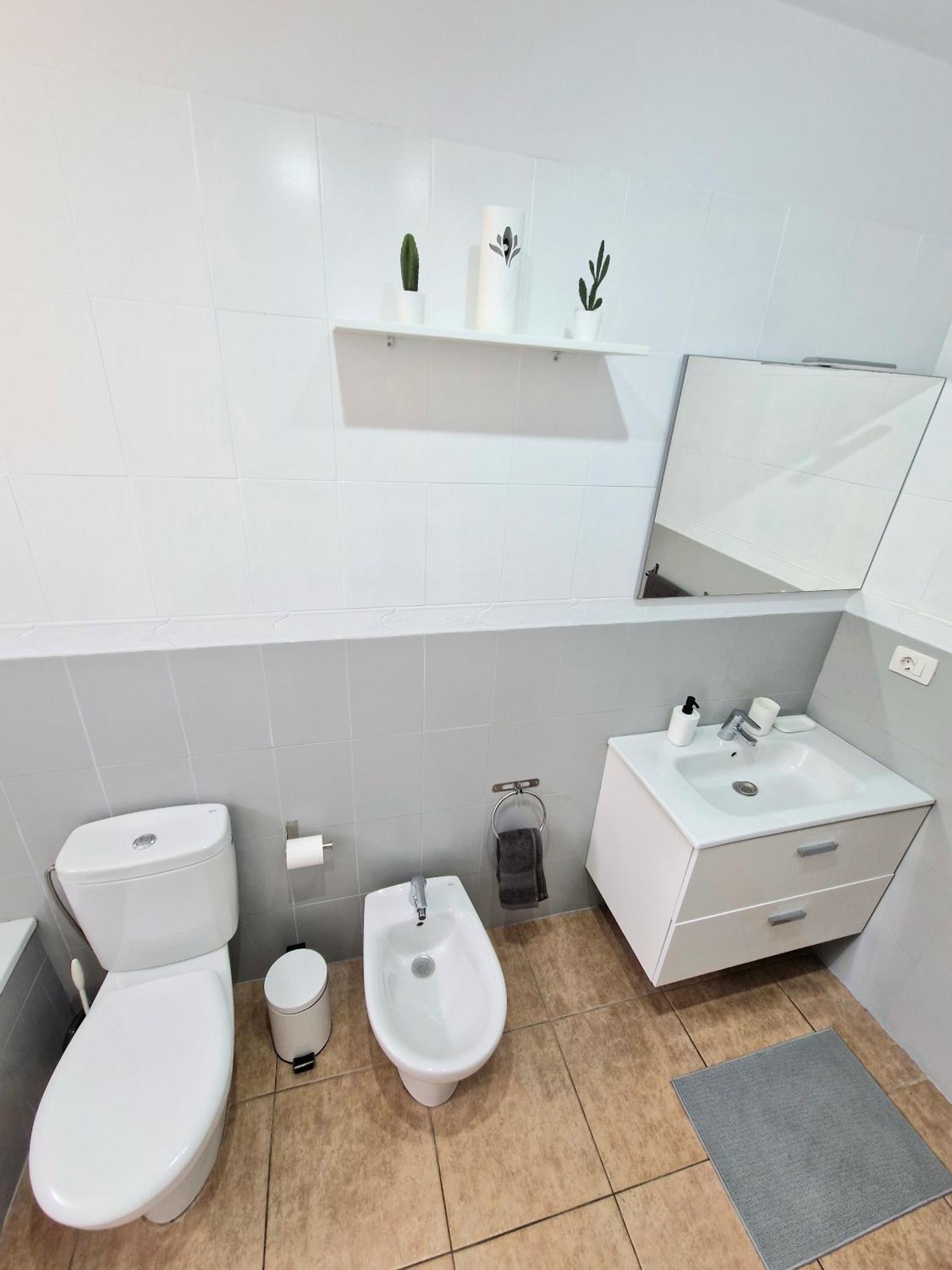 Spacious Independent Next The Airport - Sea Apartamento