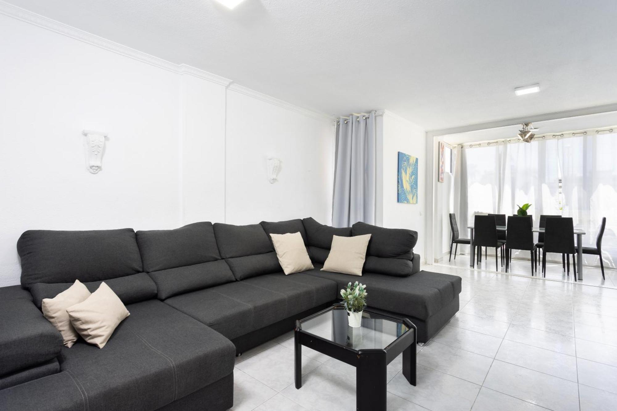 Classbnb - Three Spacious 150m From The Americas Promenade