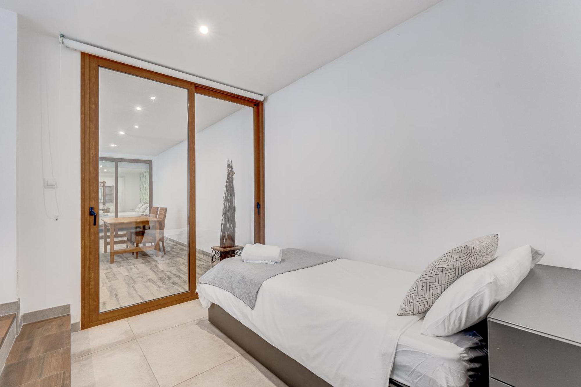 Fabulous Contemporary 5 Bedroom With Private Heated Pool, Sleeps Max 13 Villa *
