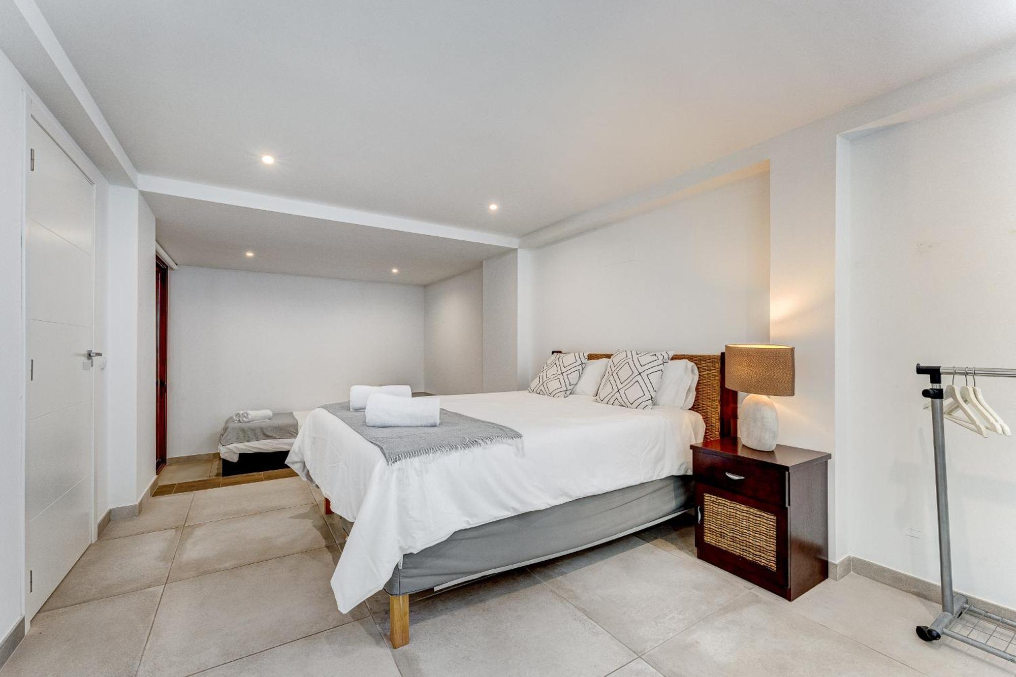 Villa Fabulous Contemporary 5 Bedroom With Private Heated Pool, Sleeps Max 13