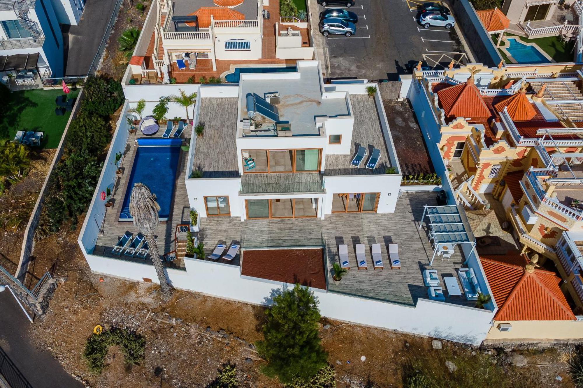 Fabulous Contemporary 5 Bedroom With Private Heated Pool, Sleeps Max 13 Villa Callao Salvaje