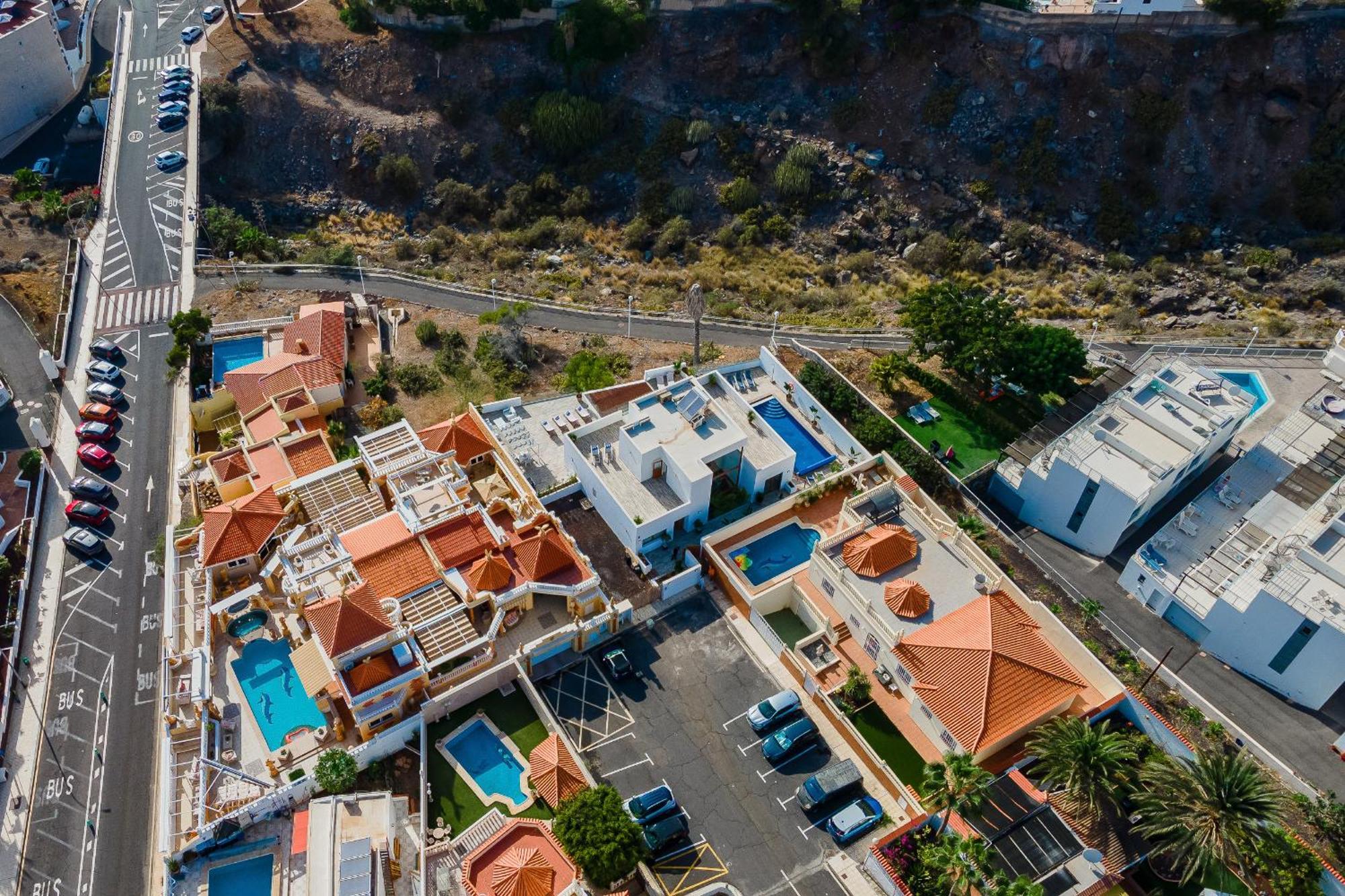 Fabulous Contemporary 5 Bedroom With Private Heated Pool, Sleeps Max 13 Villa *