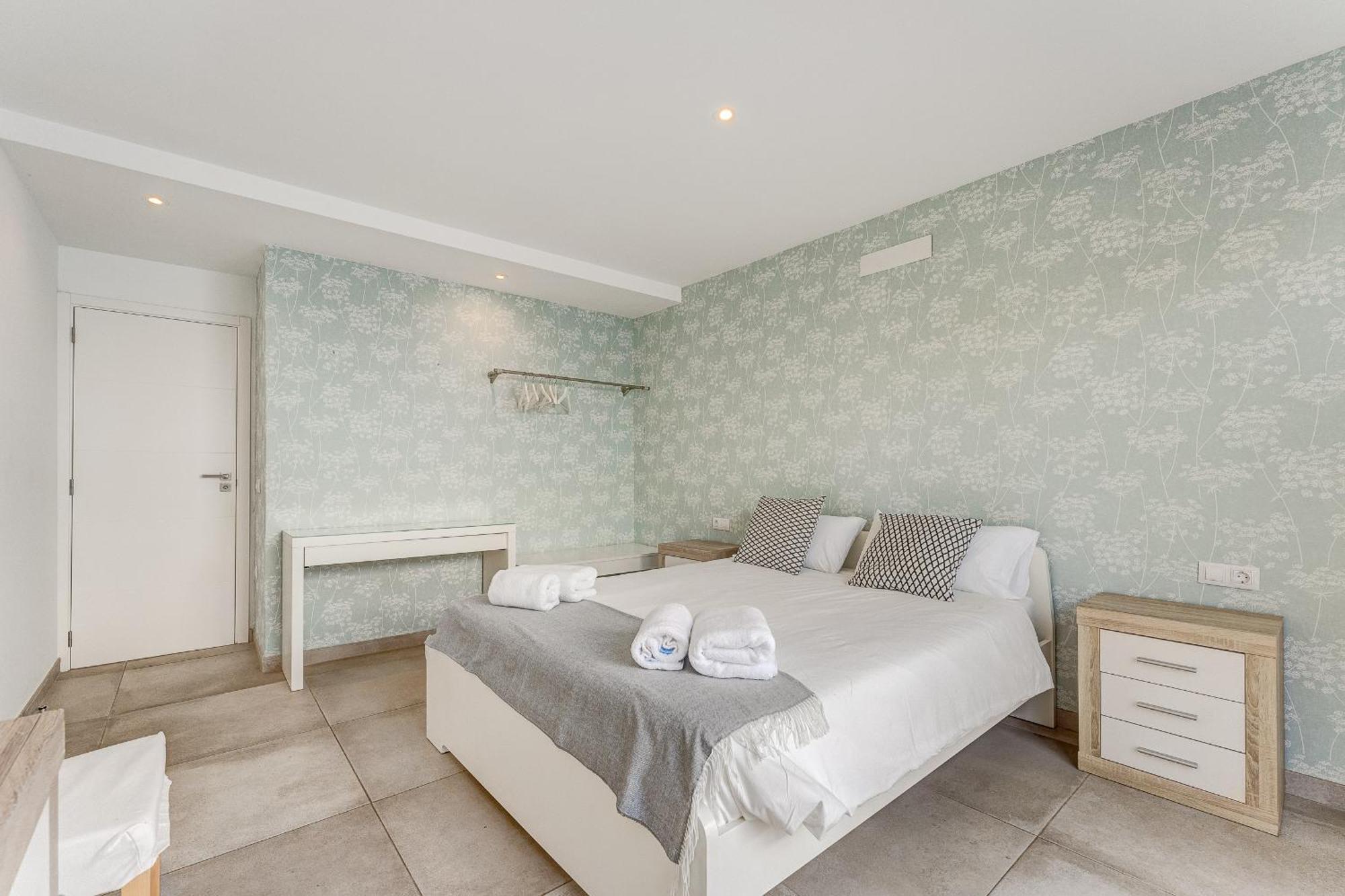 Villa Fabulous Contemporary 5 Bedroom With Private Heated Pool, Sleeps Max 13 *