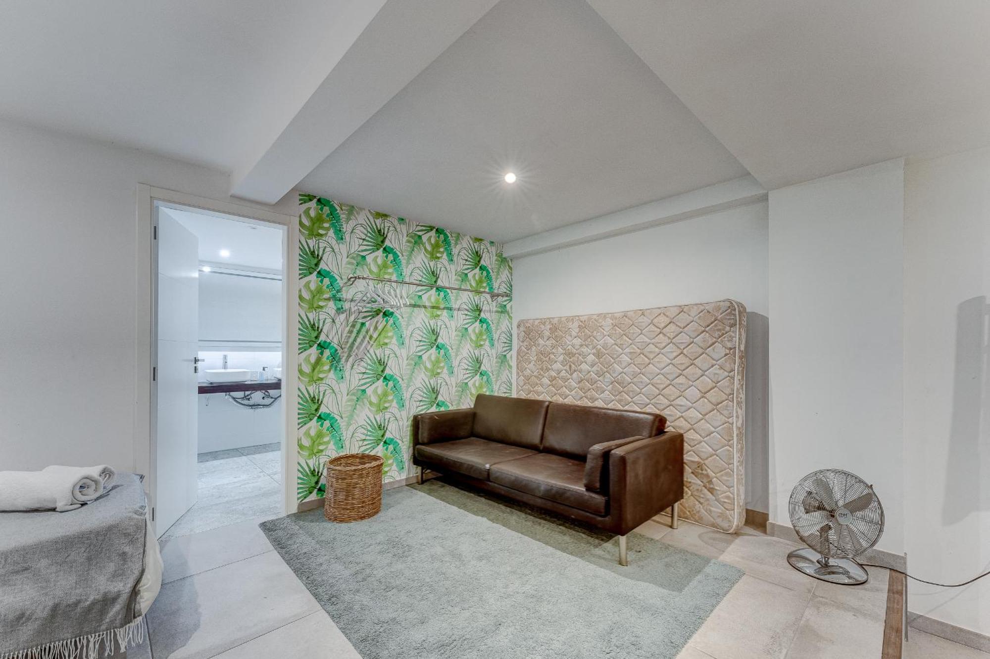 Fabulous Contemporary 5 Bedroom With Private Heated Pool, Sleeps Max 13 *
