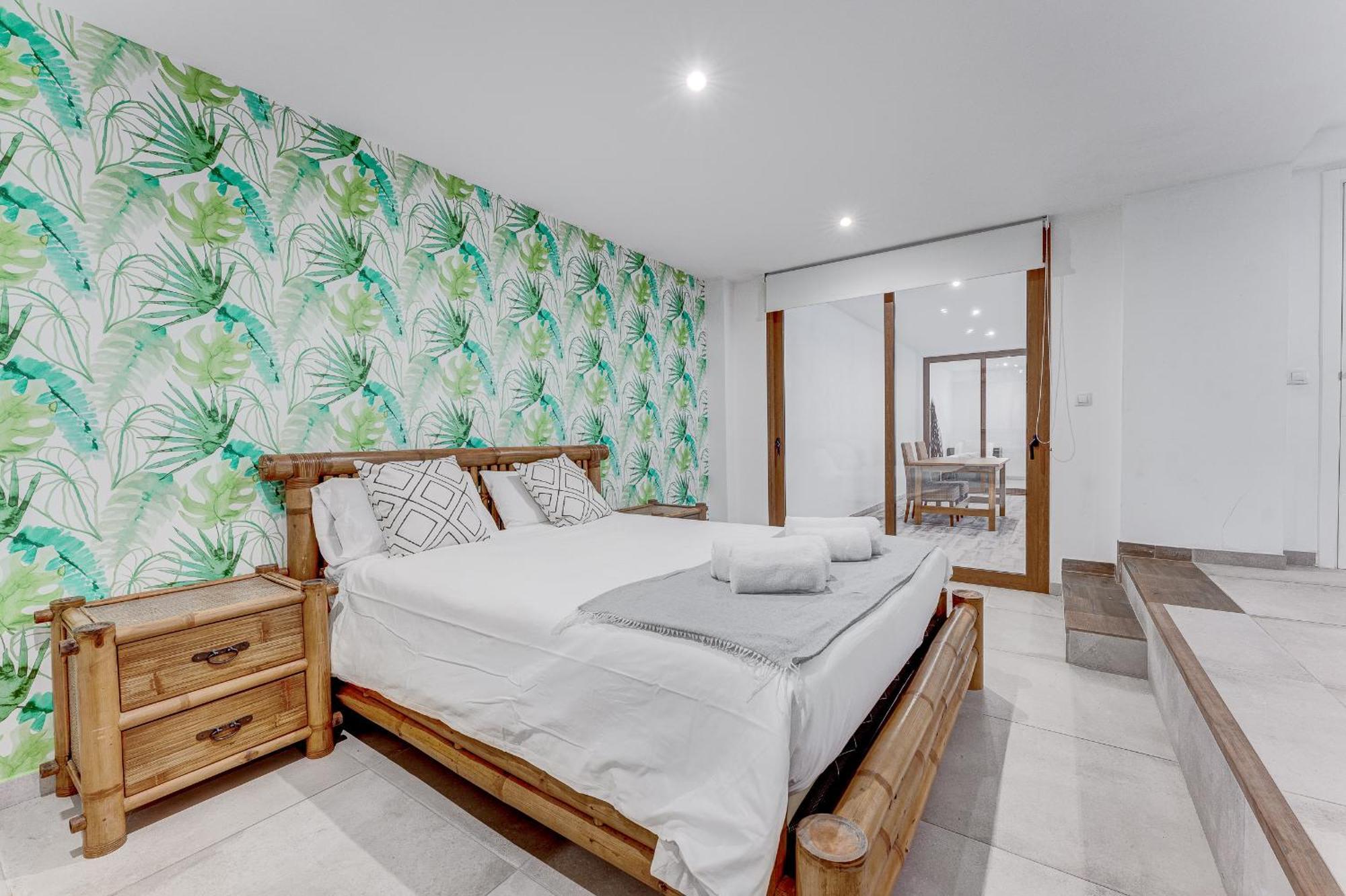 Villa Fabulous Contemporary 5 Bedroom With Private Heated Pool, Sleeps Max 13