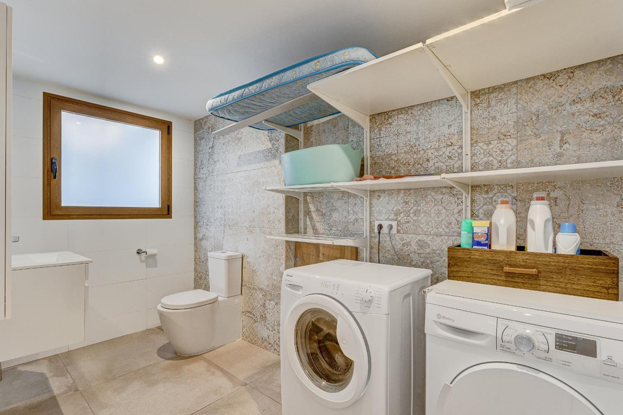 Villa Fabulous Contemporary 5 Bedroom With Private Heated Pool, Sleeps Max 13
