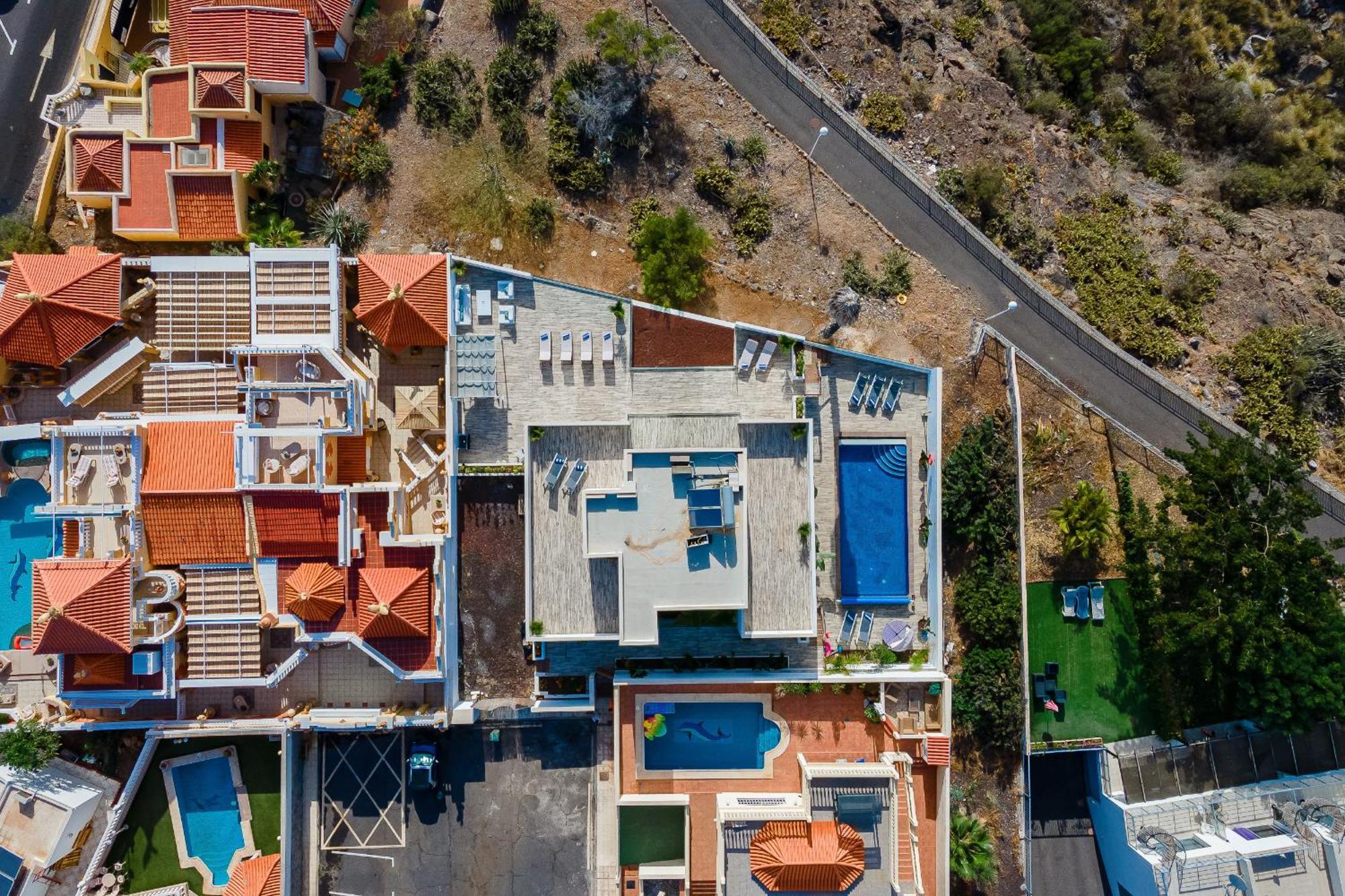 Fabulous Contemporary 5 Bedroom With Private Heated Pool, Sleeps Max 13 Villa *
